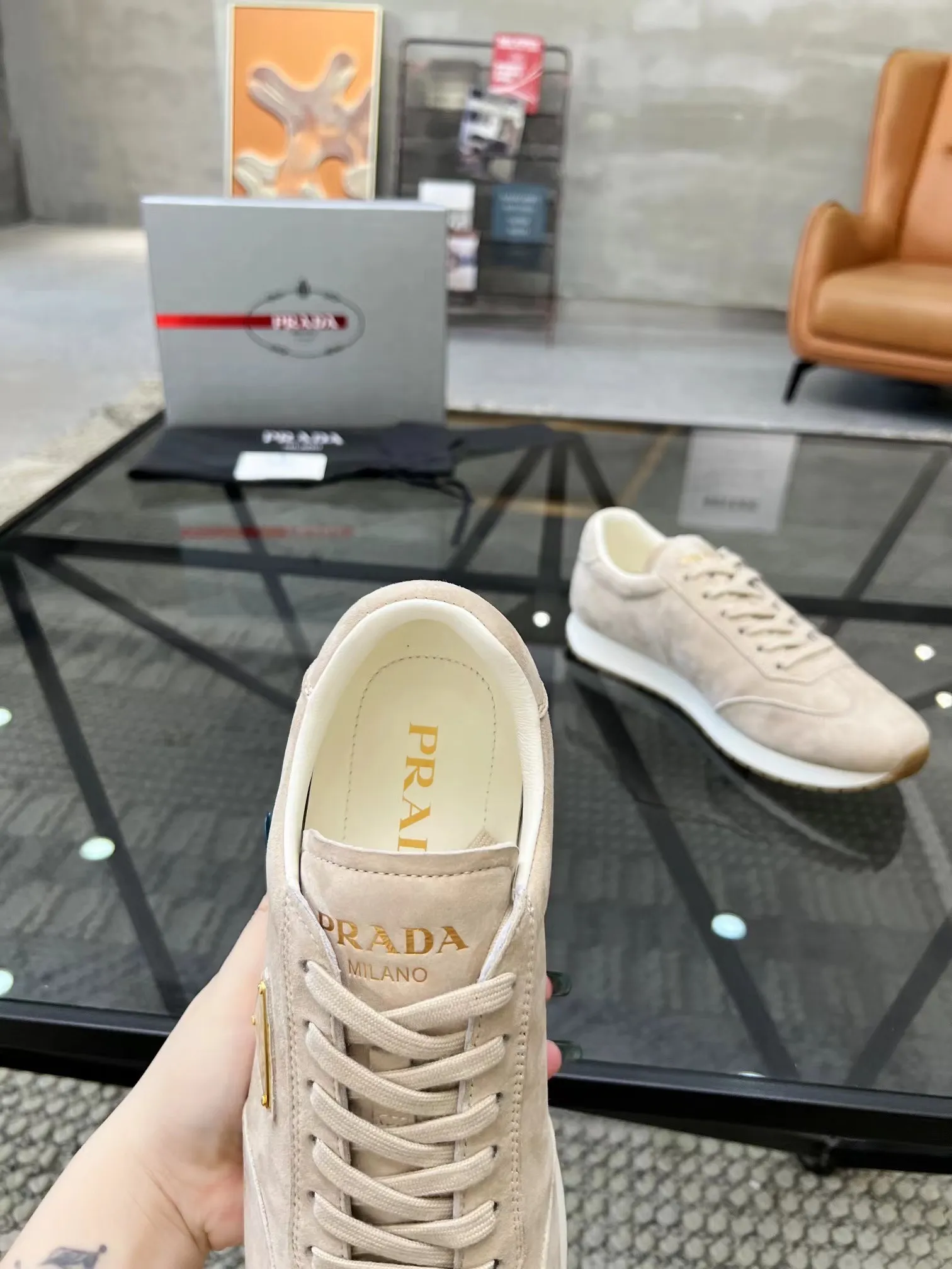 P400 38-45 Prada Prada’s new men’s leather sneakers, the highest version on the market, any comparison is welcome🆚! The original leather has excellent texture and is super high-end! Fetal sheep net lining imported from Italy, removable pad! Luxurious materials and fine workmanship, highly recommended!